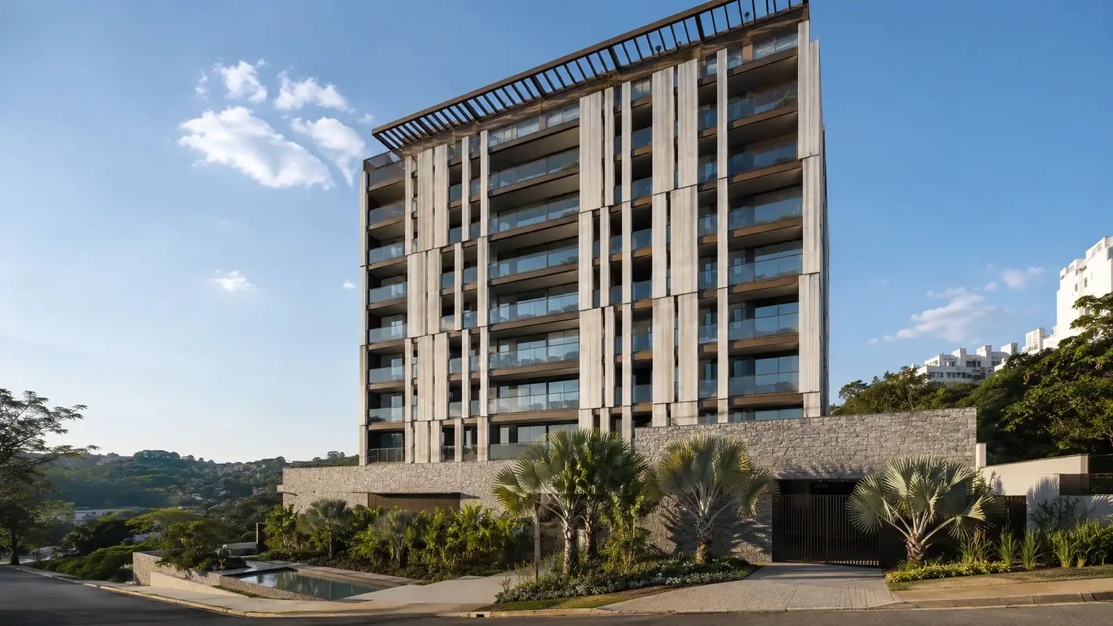 Fachada diurna do Áurea Residence, com linhas verticais em concreto e vidro