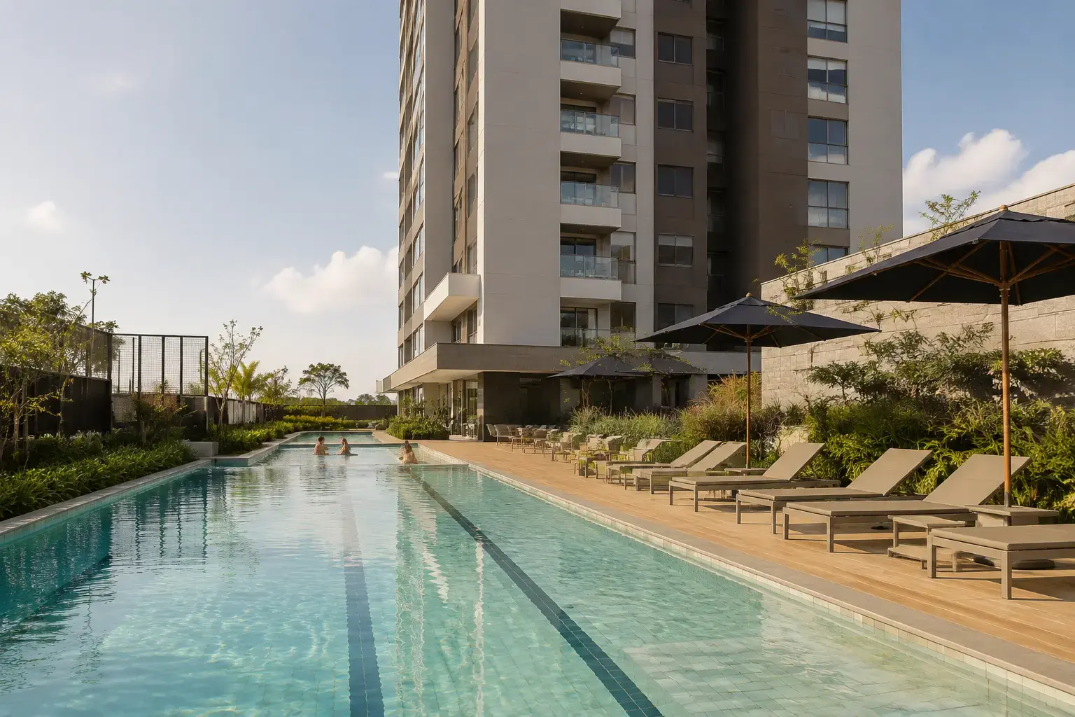 Área de lazer com piscina e deck do Horizonte 360