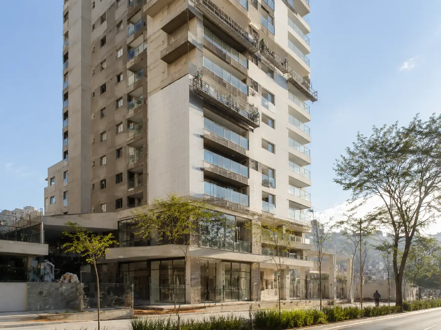 Obra do Horizonte 360 em agosto de 2026, com revestimento de fachada em andamento