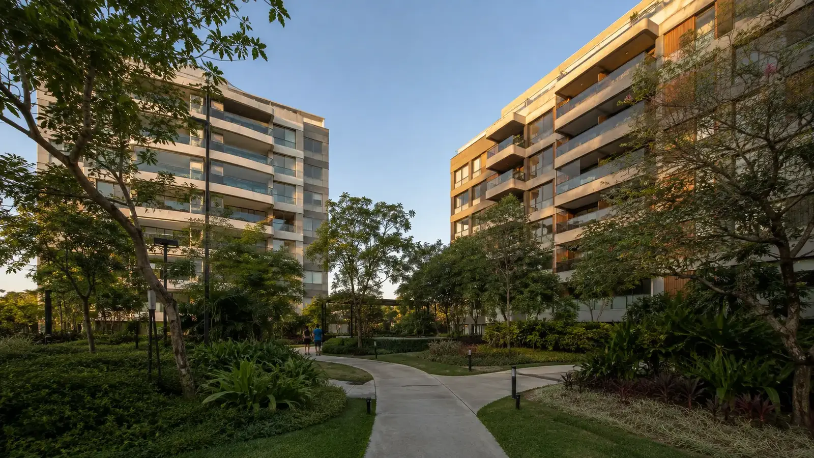 Parque das Oliveiras visto do jardim central, com moradores caminhando