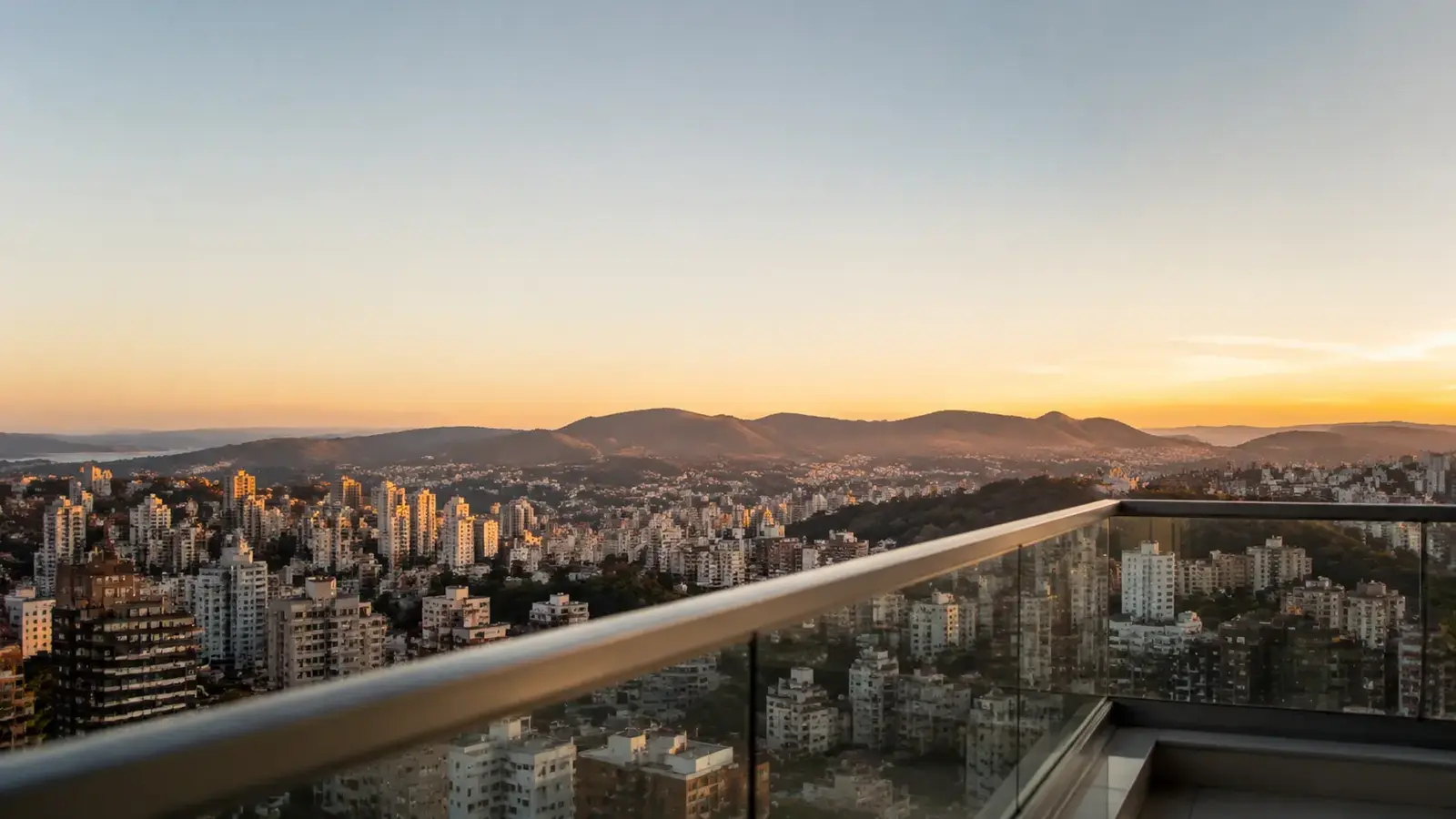 Vista da cidade de Belo Horizonte a partir de um apartamento alto, ao fim da tarde