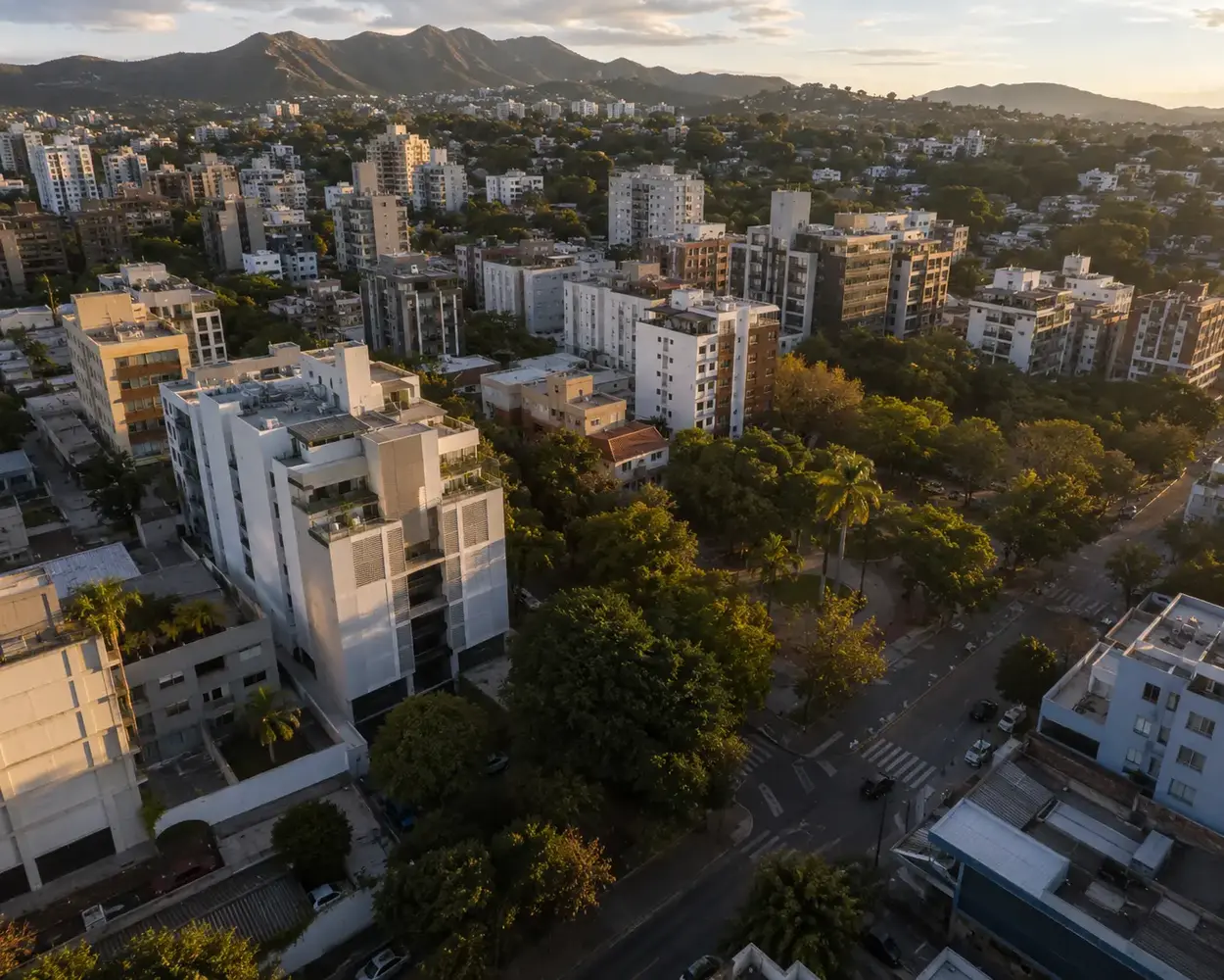 Vista aérea de bairro consolidado em Belo Horizonte no fim da tarde